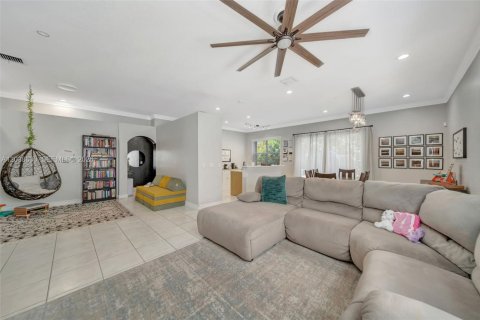 House in Pembroke Pines, Florida 4 bedrooms, 190.82 sq.m. № 2087023