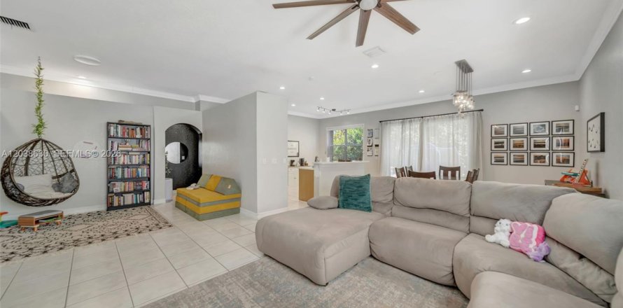 House in Pembroke Pines, Florida 4 bedrooms, 190.82 sq.m. № 2087023