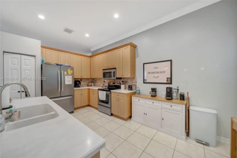 House in Pembroke Pines, Florida 4 bedrooms, 190.82 sq.m. № 2087023 - photo 12