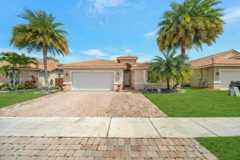 House in Pembroke Pines, Florida 4 bedrooms, 190.82 sq.m. № 2087023 - photo 2