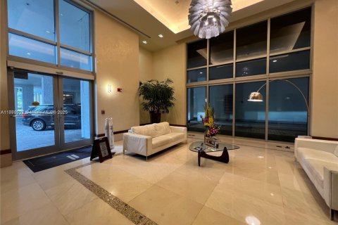 Condominio en alquiler en Miami, Florida, 2 dormitorios, 118.73 m2 № 1961124 - foto 2