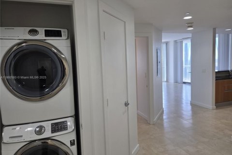 Condominio en alquiler en Miami, Florida, 2 dormitorios, 118.73 m2 № 1961124 - foto 13