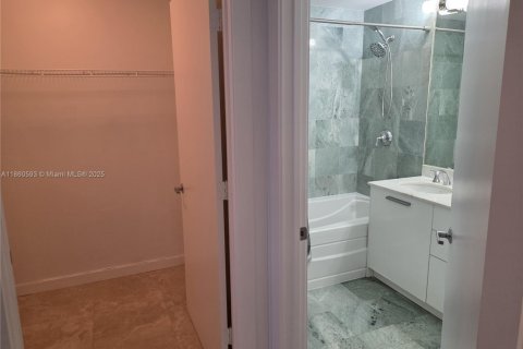 Condominio en alquiler en Miami, Florida, 2 dormitorios, 118.73 m2 № 1961124 - foto 12