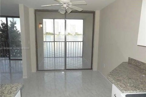 Copropriété à louer à Sunny Isles Beach, Floride: 2 chambres, 122.63 m2 № 2046247 - photo 7