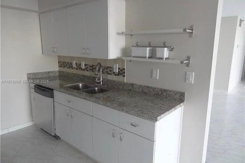 Copropriété à louer à Sunny Isles Beach, Floride: 2 chambres, 122.63 m2 № 2046247 - photo 6