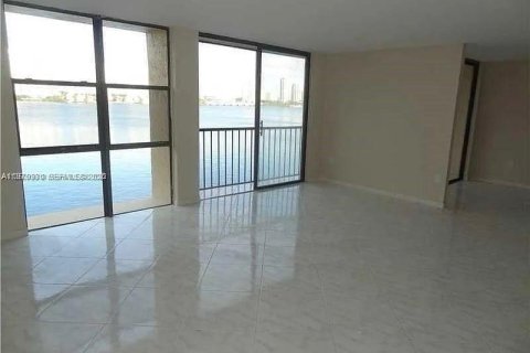 Copropriété à louer à Sunny Isles Beach, Floride: 2 chambres, 122.63 m2 № 2046247 - photo 2
