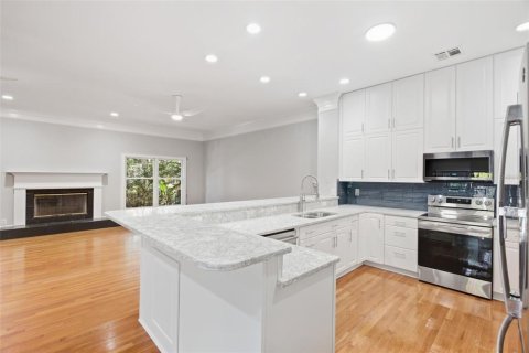 Villa ou maison à louer à Tampa, Floride: 4 chambres, 338.16 m2 № 2383744 - photo 12