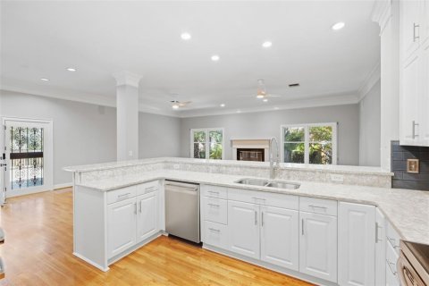Villa ou maison à louer à Tampa, Floride: 4 chambres, 338.16 m2 № 2383744 - photo 13