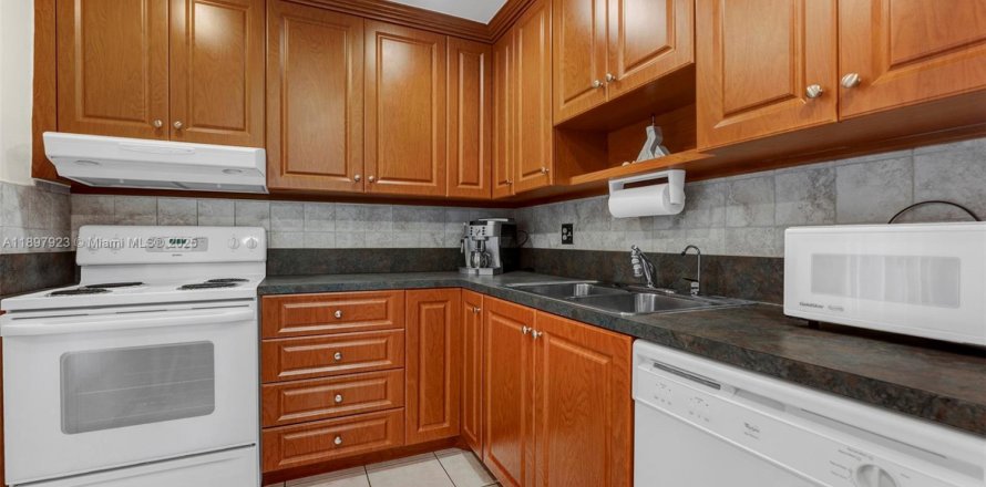 Condominio en Lauderdale Lakes, Florida, 2 dormitorios  № 1956019