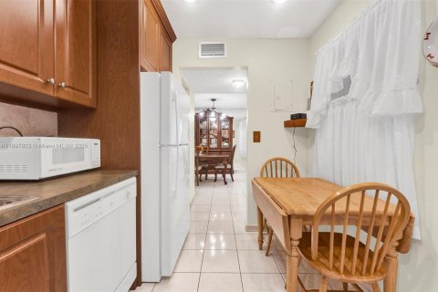 Condominio en venta en Lauderdale Lakes, Florida, 2 dormitorios, 102.38 m2 № 1956019 - foto 3