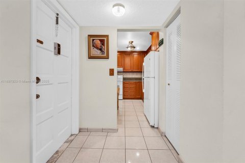 Condominio en venta en Lauderdale Lakes, Florida, 2 dormitorios, 102.38 m2 № 1956019 - foto 4