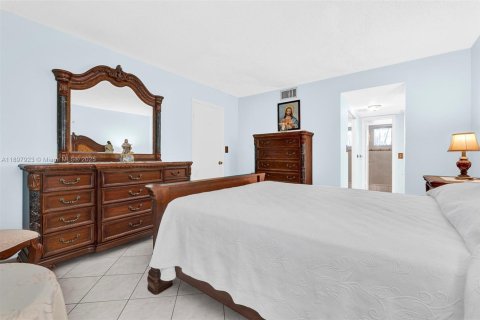 Condominio en venta en Lauderdale Lakes, Florida, 2 dormitorios, 102.38 m2 № 1956019 - foto 10