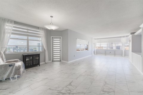 Купить кондоминиум в Халландейл-Бич, Флорида 2 спальни, 124.49м2, № 1962225 - фото 2