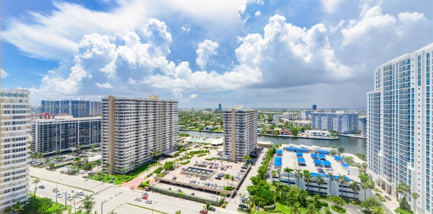 Кондоминиум с 2 спальнями в Халландейл-Бич, Флорида № 1962225