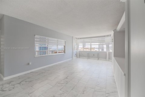 Купить кондоминиум в Халландейл-Бич, Флорида 2 спальни, 124.49м2, № 1962225 - фото 5