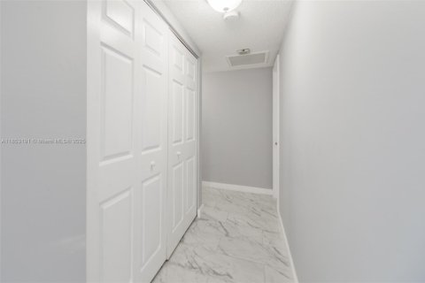 Купить кондоминиум в Халландейл-Бич, Флорида 2 спальни, 124.49м2, № 1962225 - фото 13