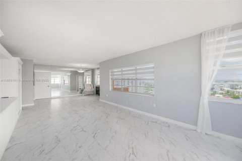 Купить кондоминиум в Халландейл-Бич, Флорида 2 спальни, 124.49м2, № 1962225 - фото 8