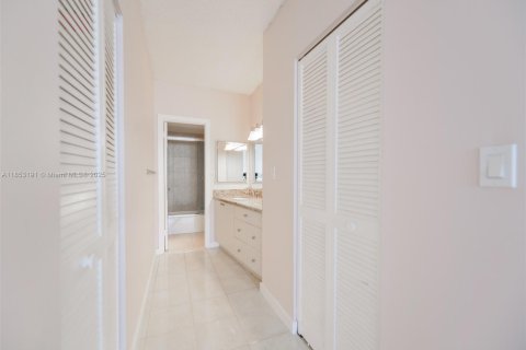 Купить кондоминиум в Халландейл-Бич, Флорида 2 спальни, 124.49м2, № 1962225 - фото 18