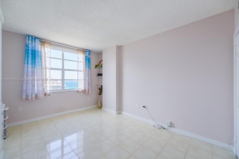 Купить кондоминиум в Халландейл-Бич, Флорида 2 спальни, 124.49м2, № 1962225 - фото 23