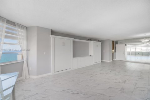 Купить кондоминиум в Халландейл-Бич, Флорида 2 спальни, 124.49м2, № 1962225 - фото 7