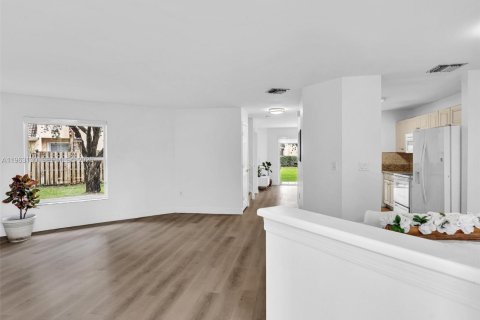 Купить таунхаус в Пемброк-Пайнс, Флорида 3 спальни, 160.16м2, № 2044566 - фото 4