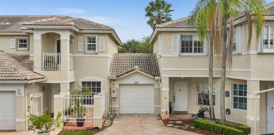 Таунхаус в Пемброк-Пайнс, Флорида 3 спальни, 160.16м2 № 2044566