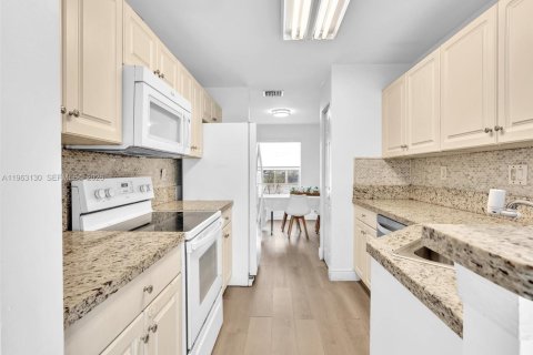 Купить таунхаус в Пемброк-Пайнс, Флорида 3 спальни, 160.16м2, № 2044566 - фото 9