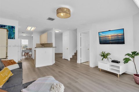 Купить таунхаус в Пемброк-Пайнс, Флорида 3 спальни, 160.16м2, № 2044566 - фото 24