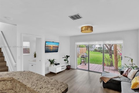 Купить таунхаус в Пемброк-Пайнс, Флорида 3 спальни, 160.16м2, № 2044566 - фото 14