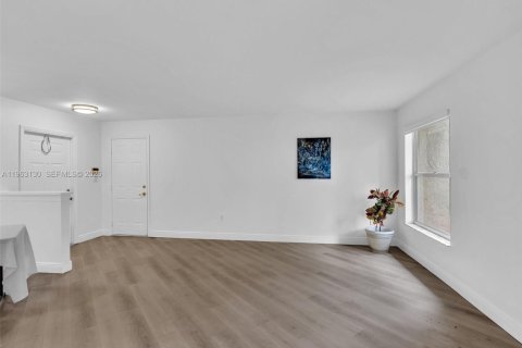 Купить таунхаус в Пемброк-Пайнс, Флорида 3 спальни, 160.16м2, № 2044566 - фото 7