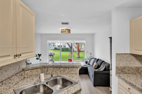 Купить таунхаус в Пемброк-Пайнс, Флорида 3 спальни, 160.16м2, № 2044566 - фото 13