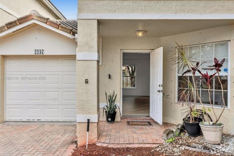 Купить таунхаус в Пемброк-Пайнс, Флорида 3 спальни, 160.16м2, № 2044566 - фото 2