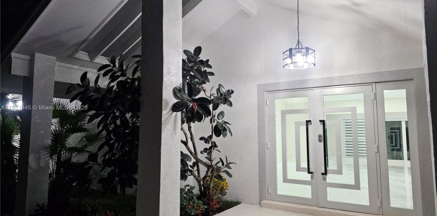 Дом в Палм-Бич-Гарденс, Флорида 4 спальни № 1975530