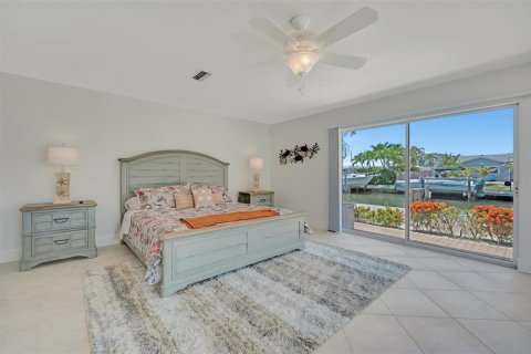 House in Holmes Beach, Florida 3 bedrooms, 247.86 sq.m. № 2201653 - photo 25