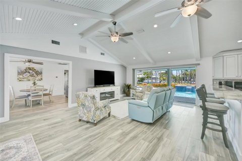 House in Holmes Beach, Florida 3 bedrooms, 247.86 sq.m. № 2201653 - photo 12