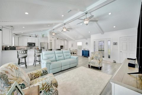 House in Holmes Beach, Florida 3 bedrooms, 247.86 sq.m. № 2201653 - photo 11
