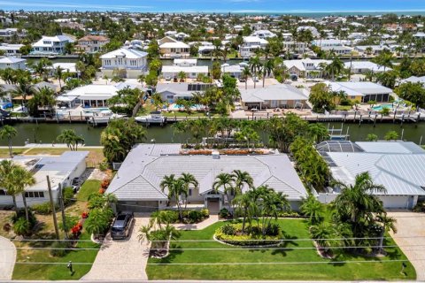 House in Holmes Beach, Florida 3 bedrooms, 247.86 sq.m. № 2201653 - photo 5