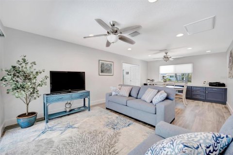 House in Holmes Beach, Florida 3 bedrooms, 247.86 sq.m. № 2201653 - photo 20