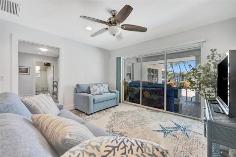 House in Holmes Beach, Florida 3 bedrooms, 247.86 sq.m. № 2201653 - photo 22