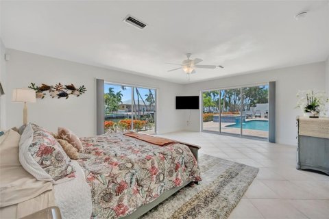 House in Holmes Beach, Florida 3 bedrooms, 247.86 sq.m. № 2201653 - photo 27