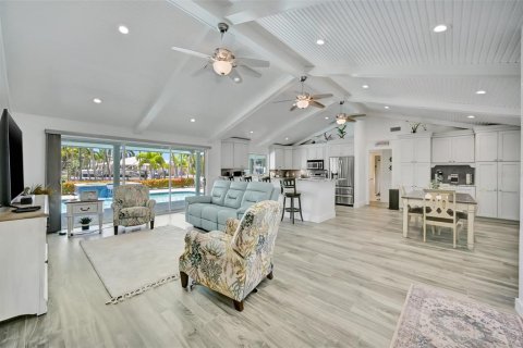 House in Holmes Beach, Florida 3 bedrooms, 247.86 sq.m. № 2201653 - photo 10