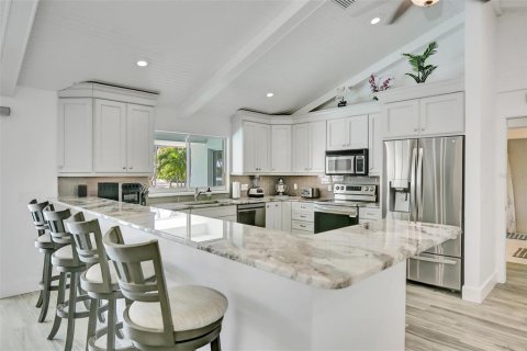 House in Holmes Beach, Florida 3 bedrooms, 247.86 sq.m. № 2201653 - photo 16