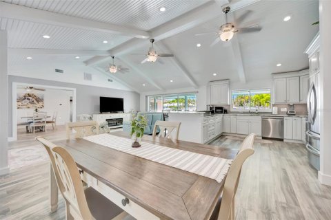 House in Holmes Beach, Florida 3 bedrooms, 247.86 sq.m. № 2201653 - photo 15