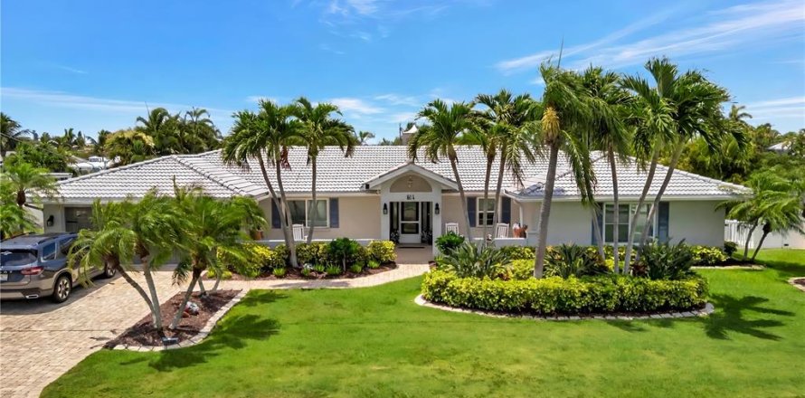 House in Holmes Beach, Florida 3 bedrooms, 247.86 sq.m. № 2201653