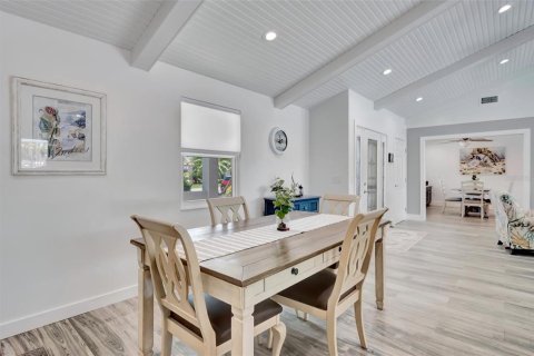 House in Holmes Beach, Florida 3 bedrooms, 247.86 sq.m. № 2201653 - photo 13