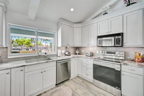 House in Holmes Beach, Florida 3 bedrooms, 247.86 sq.m. № 2201653 - photo 19