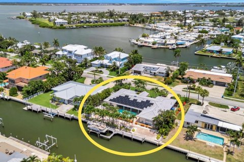 House in Holmes Beach, Florida 3 bedrooms, 247.86 sq.m. № 2201653 - photo 2