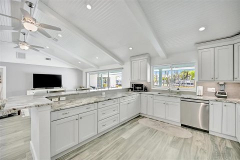 House in Holmes Beach, Florida 3 bedrooms, 247.86 sq.m. № 2201653 - photo 18