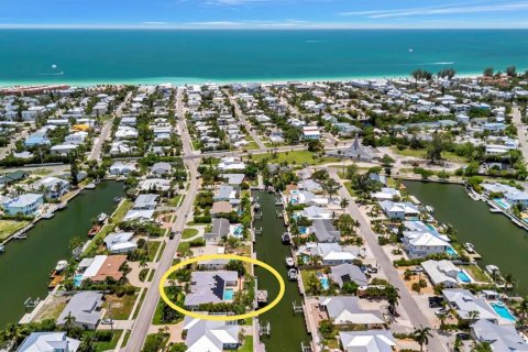 House in Holmes Beach, Florida 3 bedrooms, 247.86 sq.m. № 2201653 - photo 3