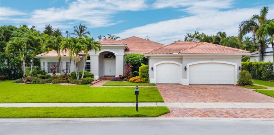 House in Davie, Florida 5 bedrooms, 315.03 sq.m. № 1770250